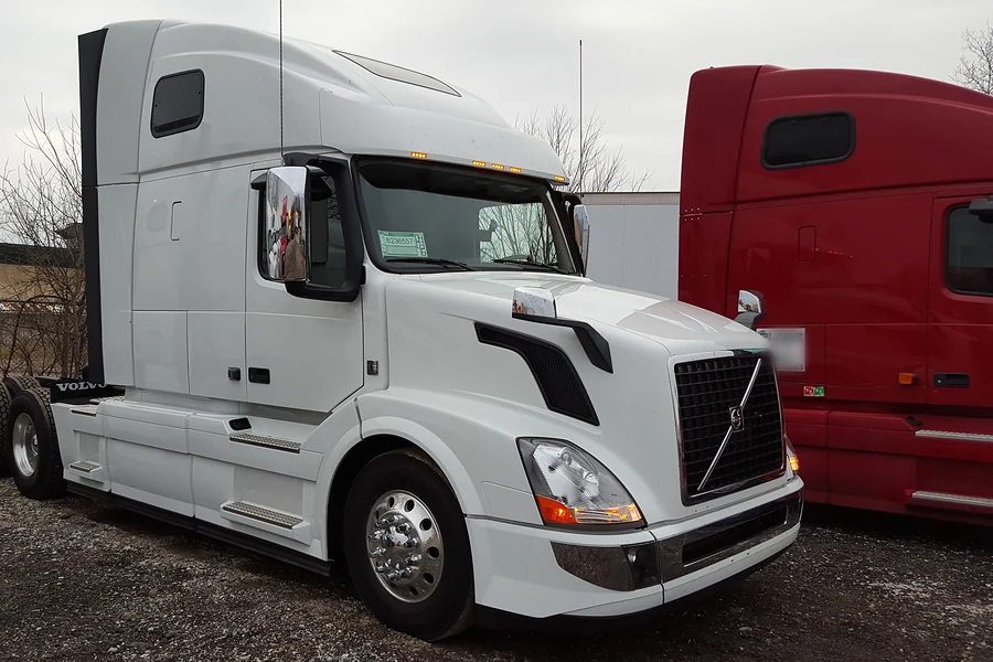 White Volvo VNL 670 sleeper tractor