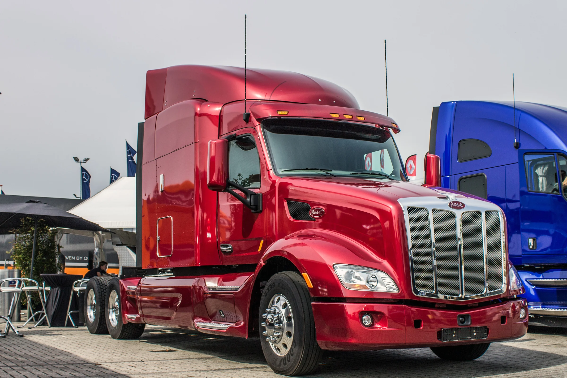 Red Peterbilt 579 sleeper semi tractor